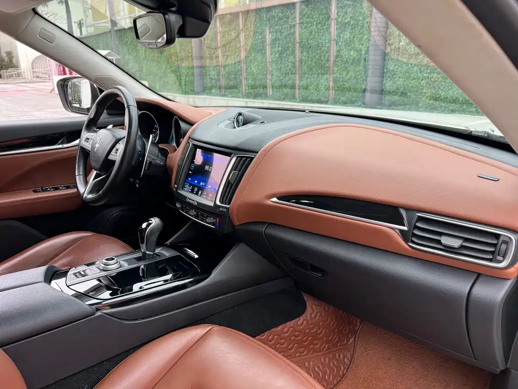 Maserati Levante 2018 — фото 11