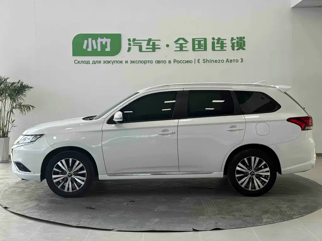 Mitsubishi Outlander 2022 — фото 4