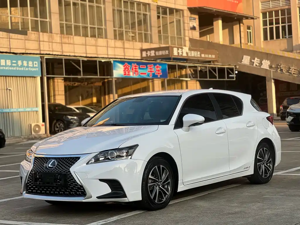 Lexus CT 2017 — фото 1