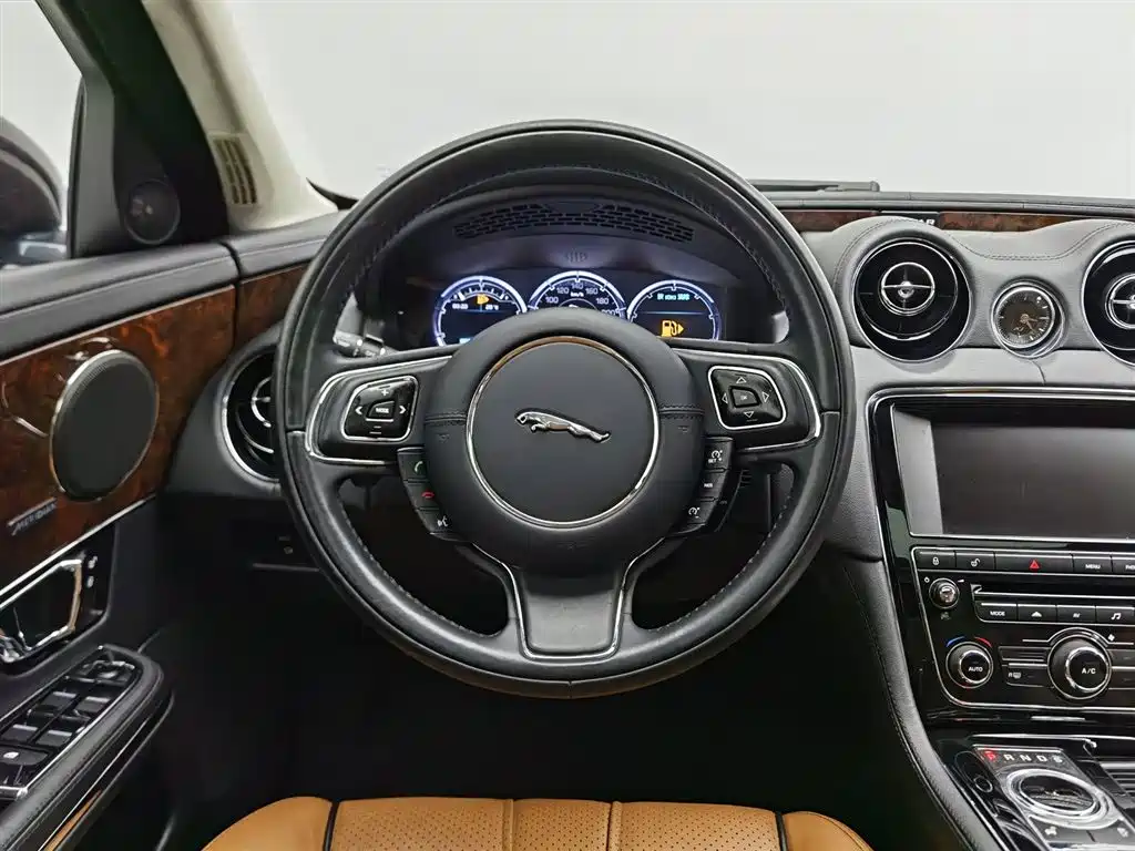 Jaguar XJ 2014 — фото 11