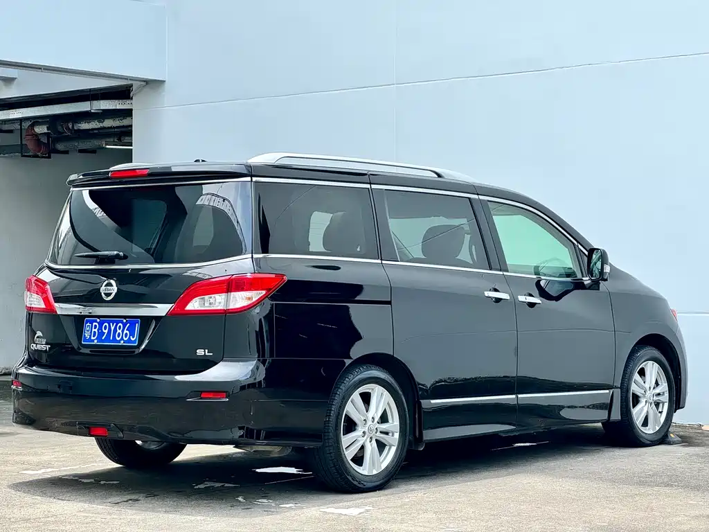 Nissan Quest 2017 — фото 12