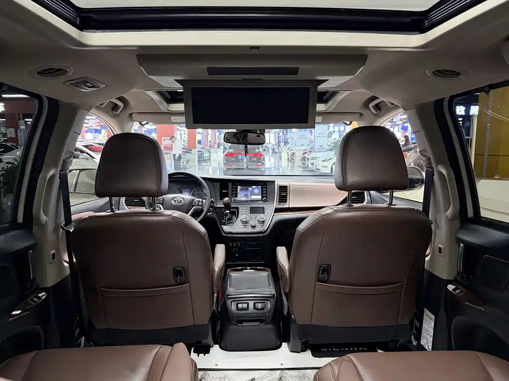 Toyota Sienna 2018 — фото 14