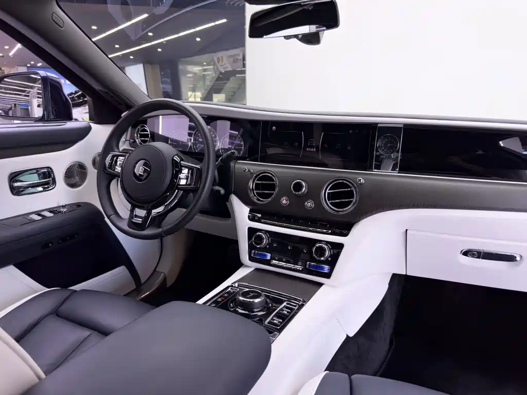Rolls-Royce Ghost 2021 — фото 16