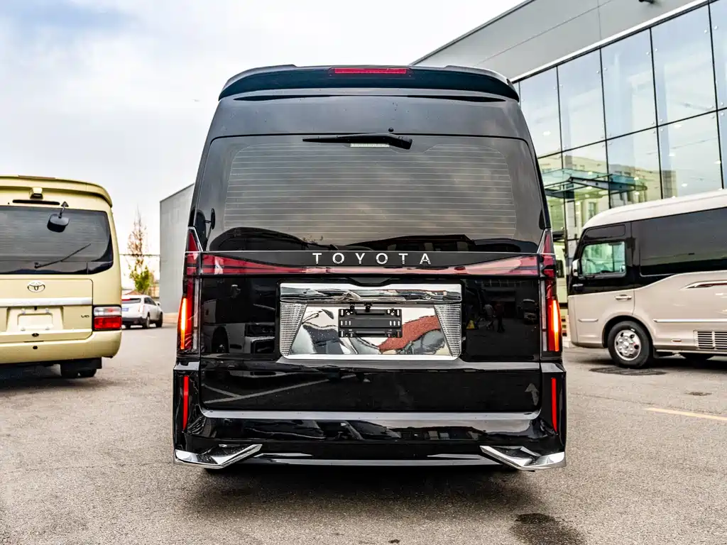 Toyota Hiace — фото 3