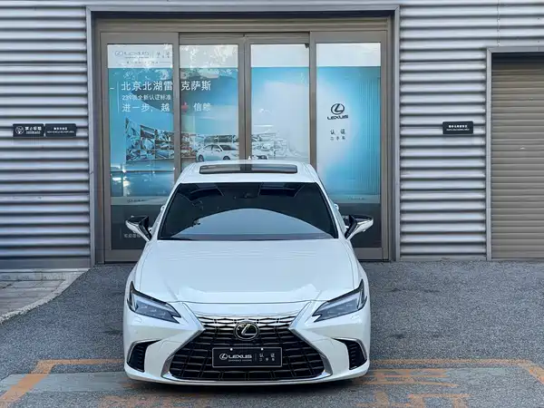 Lexus ES 2025