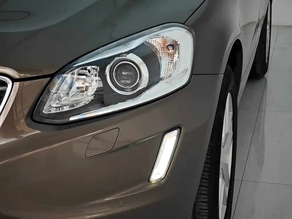 Volvo XC60 2017 — фото 12
