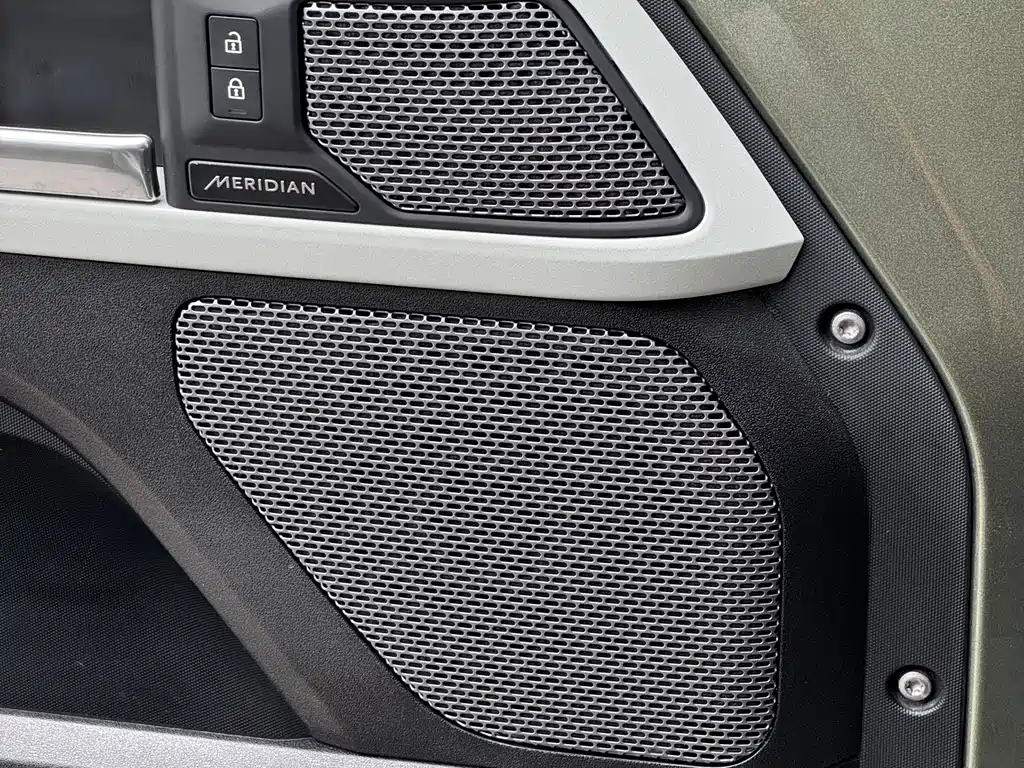 Land Rover Defender 2022 — фото 16
