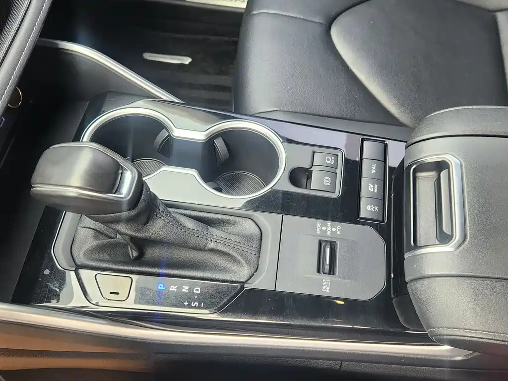 Toyota Highlander 2023 — фото 10
