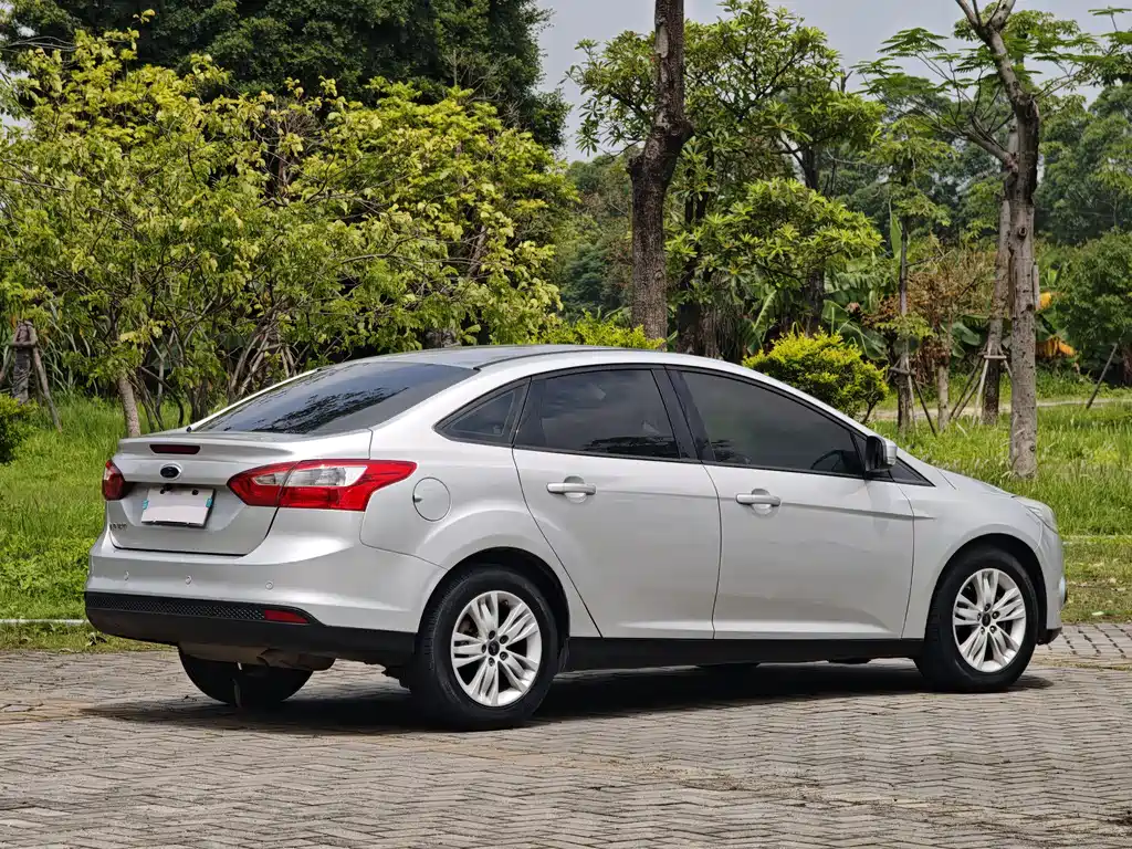 Ford Focus 2015 — фото 14
