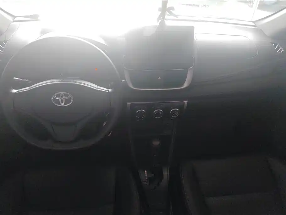 Toyota Yaris L 2021 — фото 12