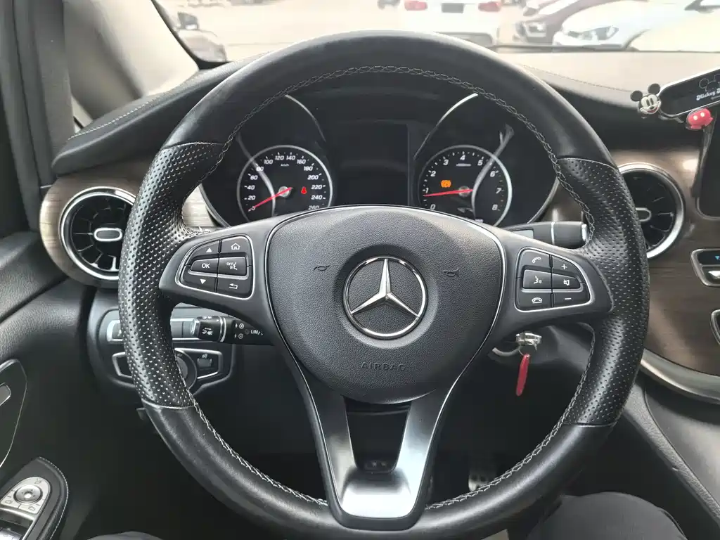 Mercedes-Benz V-Class 2022 — фото 11