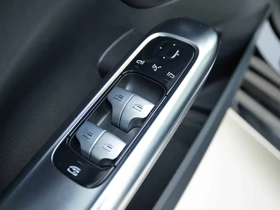 Mercedes-Benz C-Class 2023 — фото 10