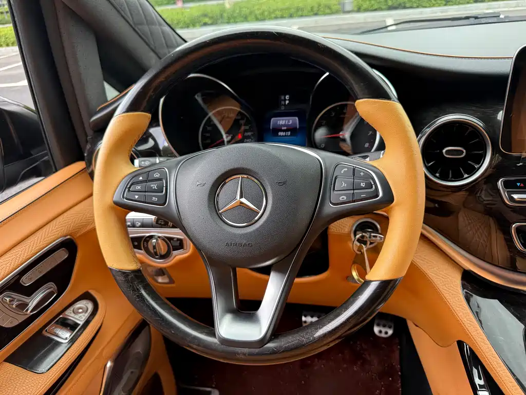 Mercedes-Benz V-Class 2021 — фото 11