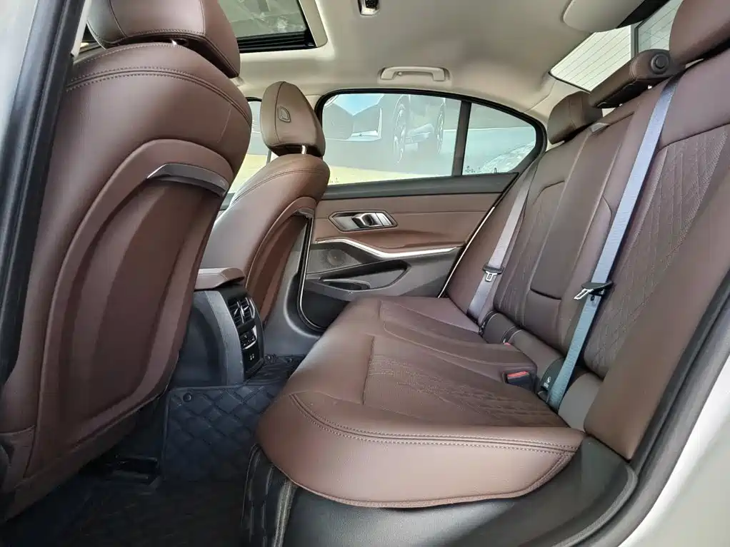 BMW 3 Series 2025 — фото 11