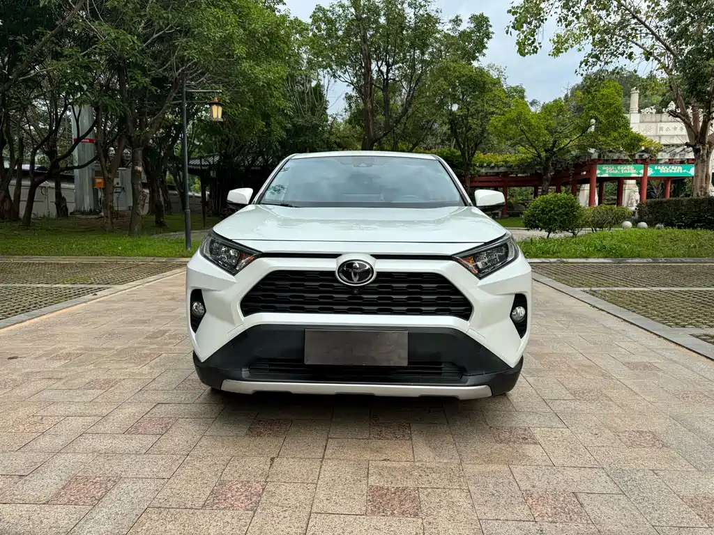 Toyota RAV4 2021 — фото 2