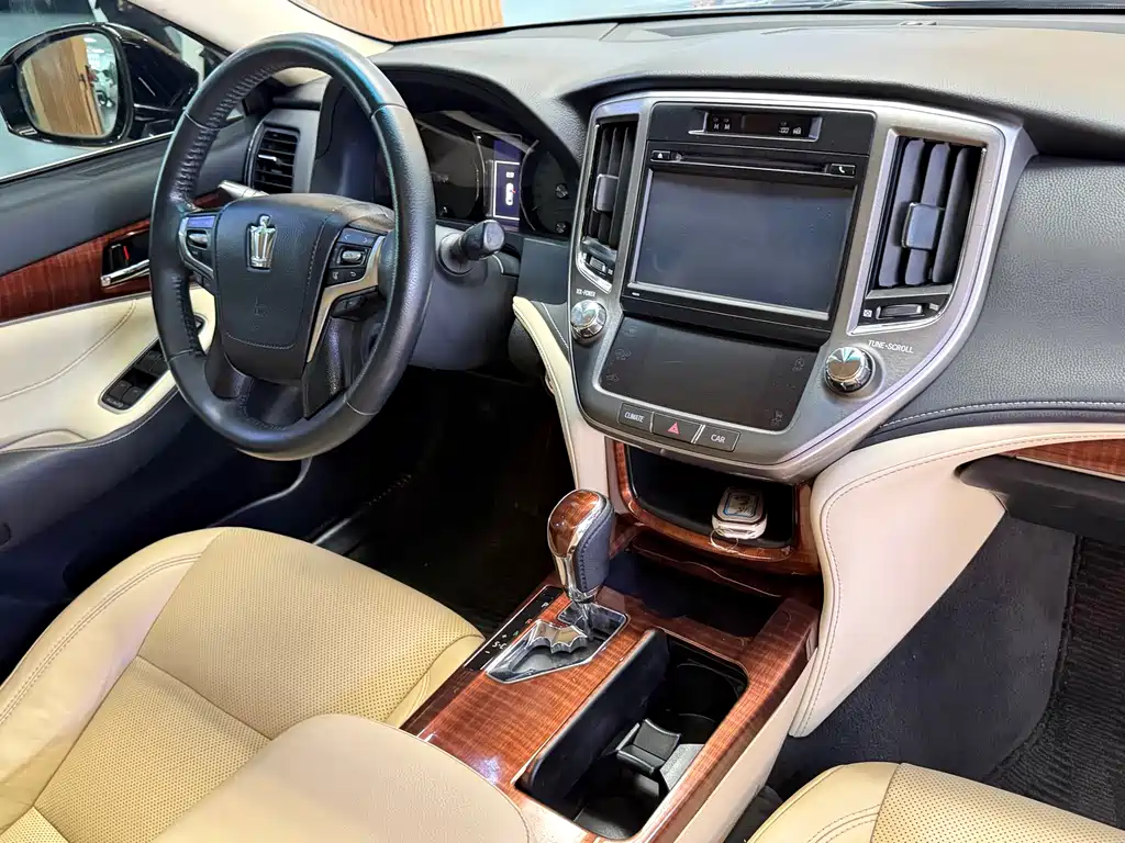 Toyota Crown 2018 — фото 12