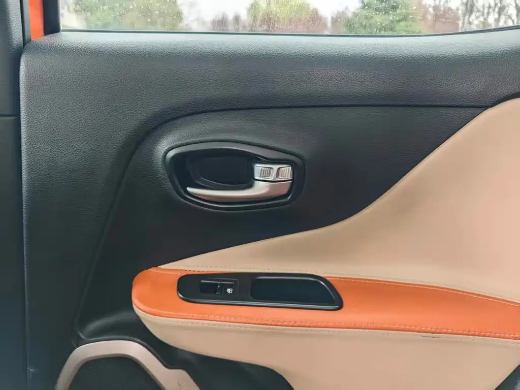 Jeep Renegade 2017 — фото 11