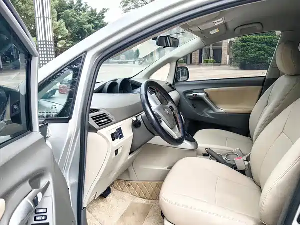 Toyota Yizhi 2012