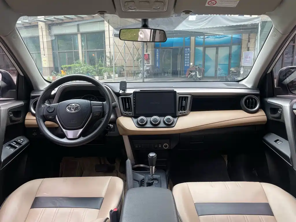 Toyota RAV4 2017 — фото 15