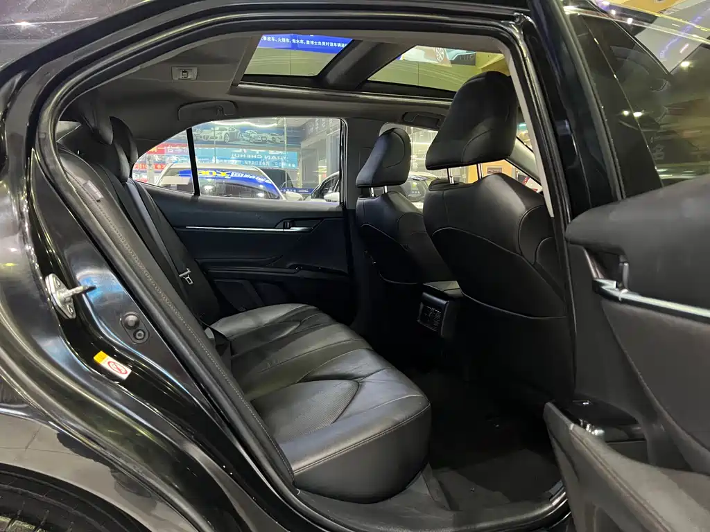 Toyota Camry 2018 — фото 10