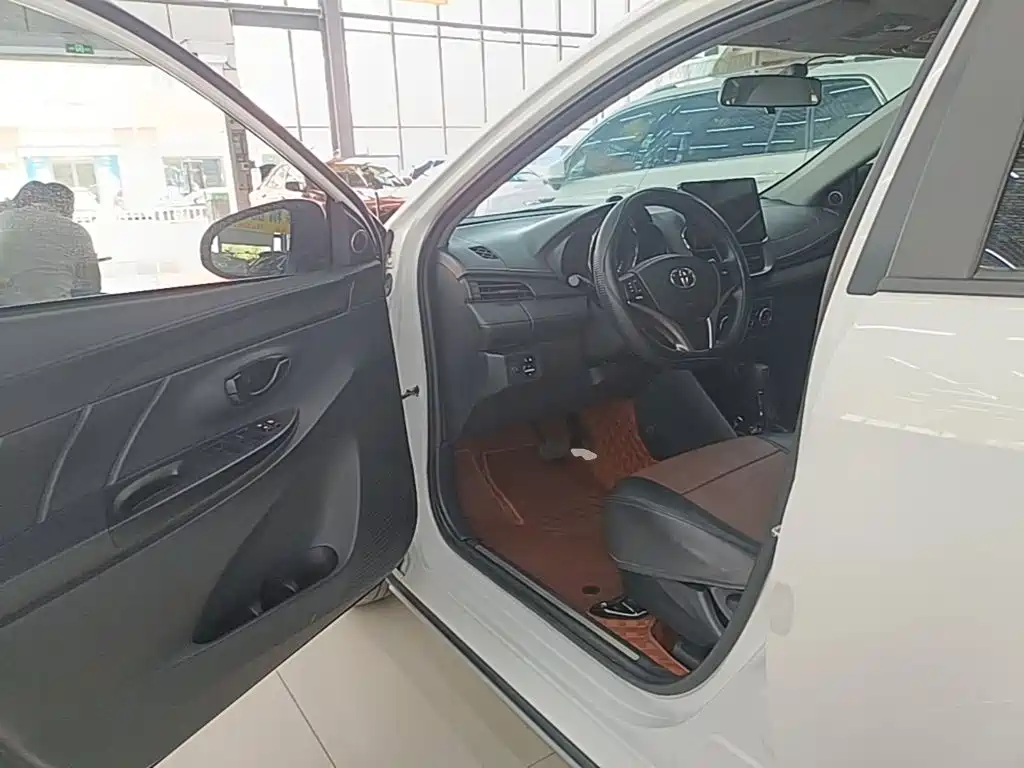 Toyota Yaris L 2022 — фото 16