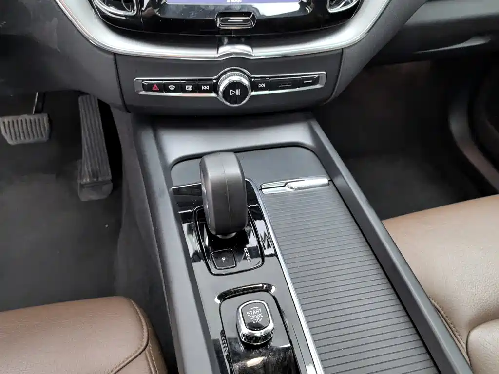 Volvo XC60 2023 — фото 13