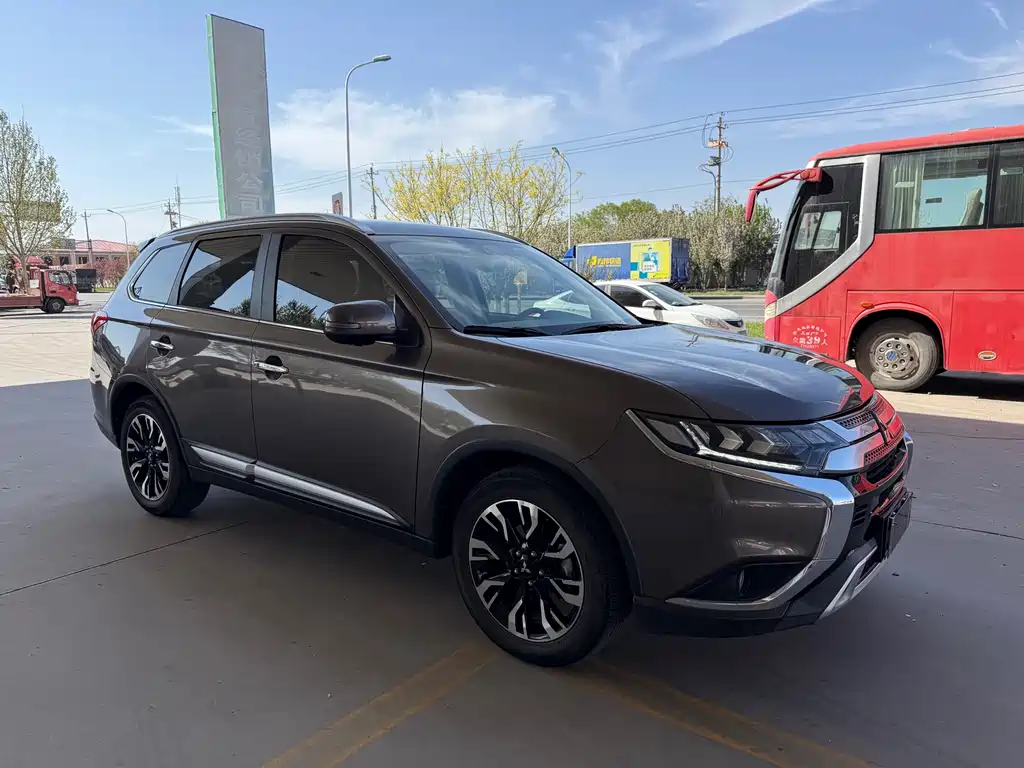 Mitsubishi Outlander 2019 — фото 3