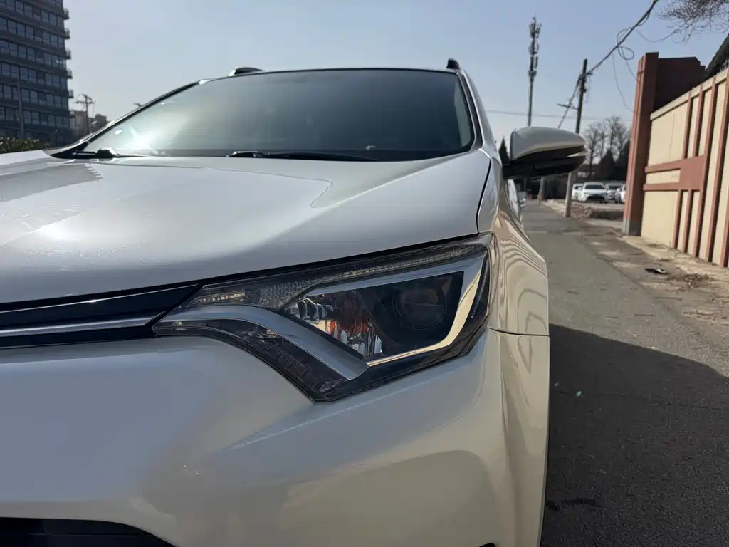 Toyota RAV4 2018 — фото 23