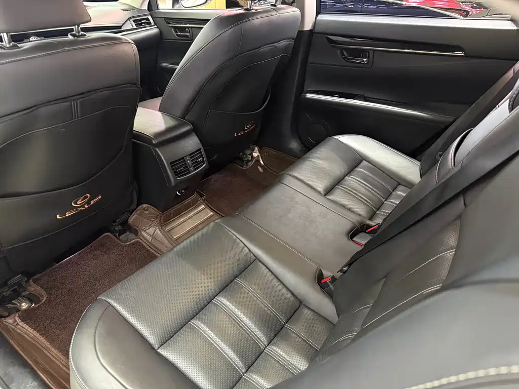 Lexus ES 2017 — фото 17
