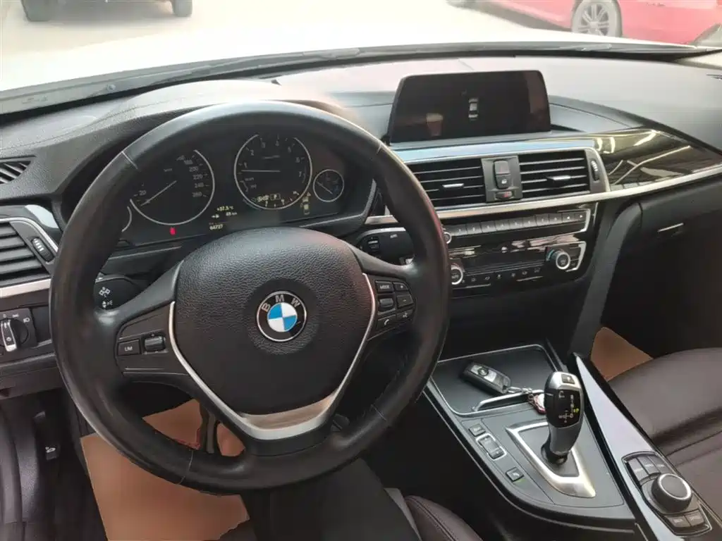 BMW 3 Series 2018 — фото 10