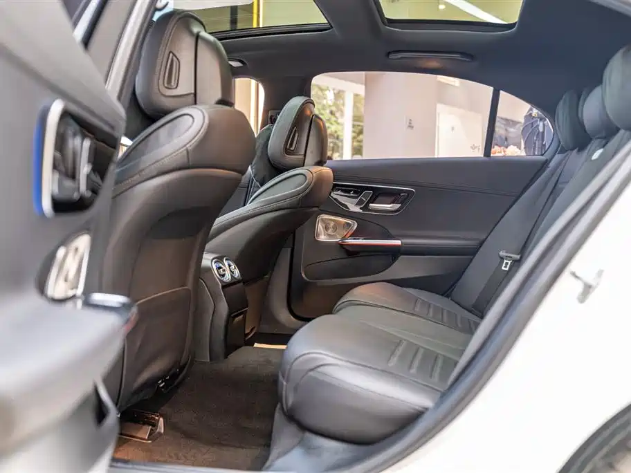 Mercedes-Benz C-Class 2024 — фото 16
