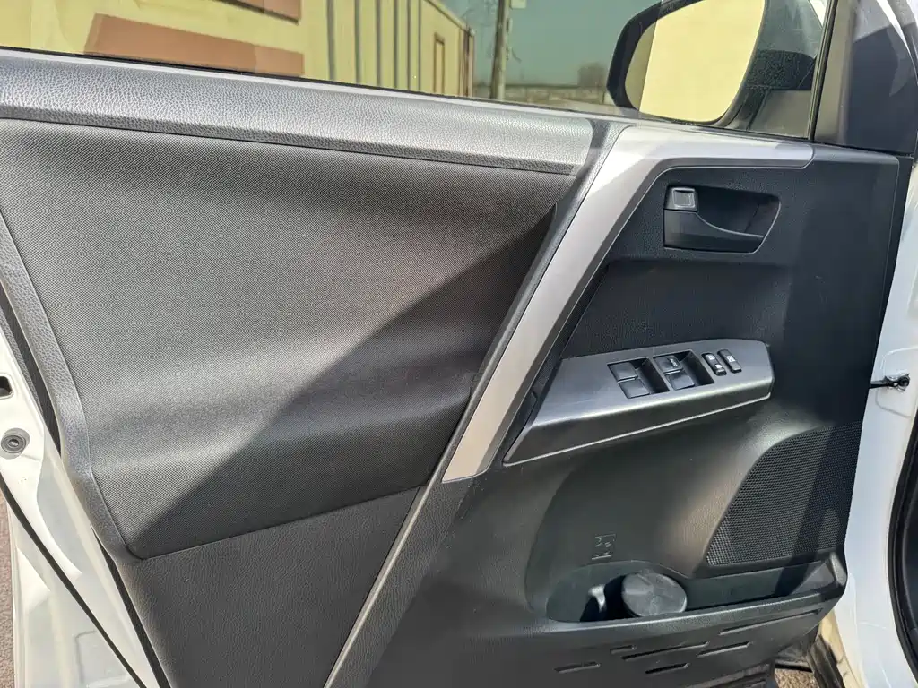 Toyota RAV4 2018 — фото 13