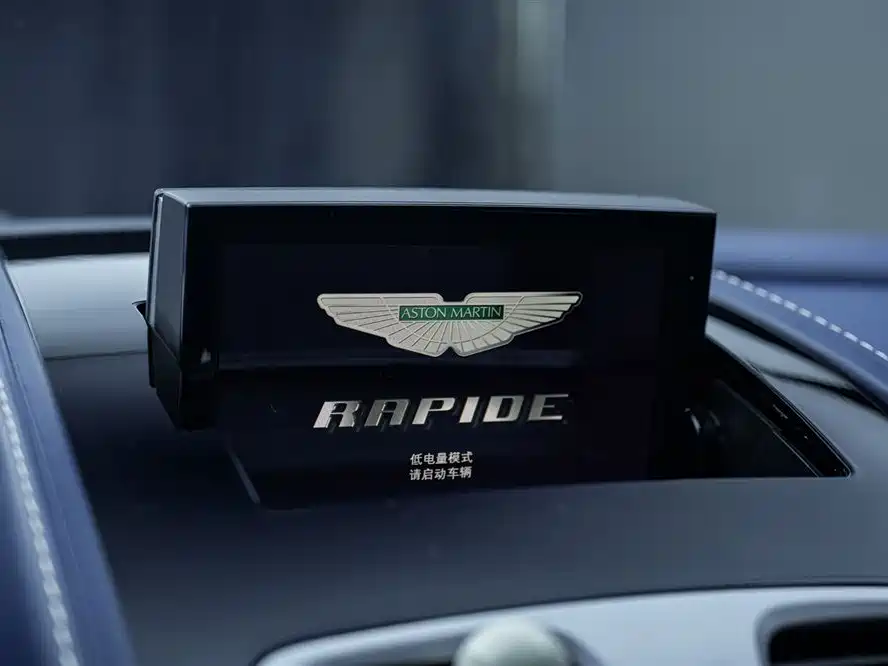 Aston Martin Rapide 2017 — фото 15