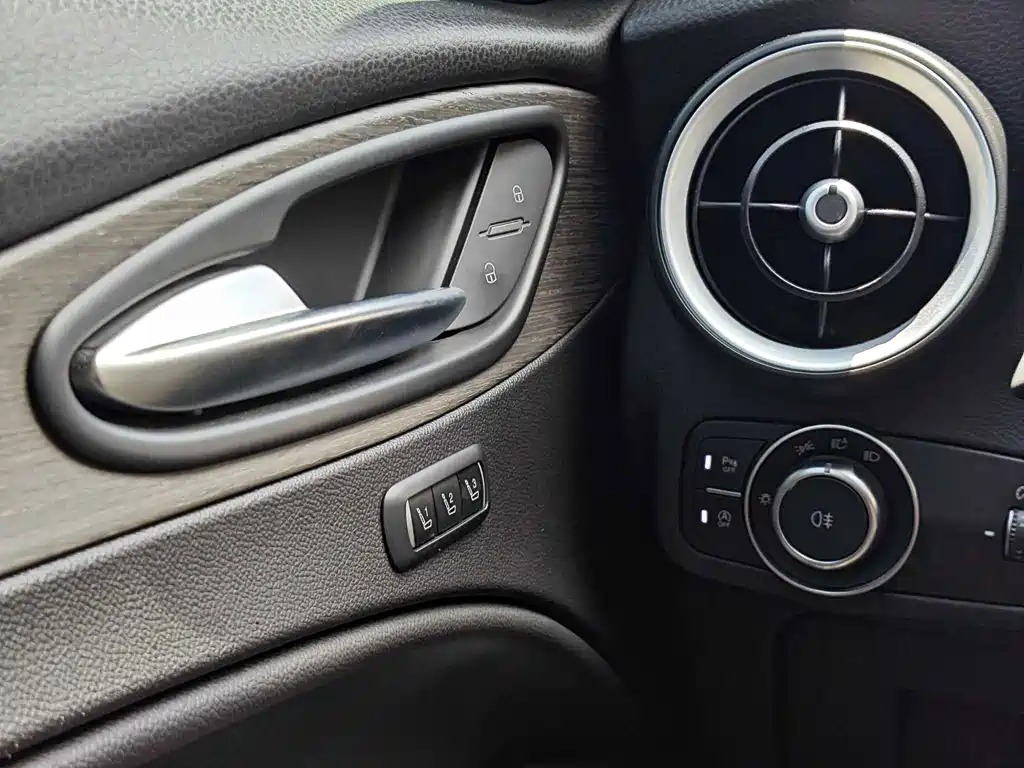 Alfa Romeo Stelvio 2023 — фото 13