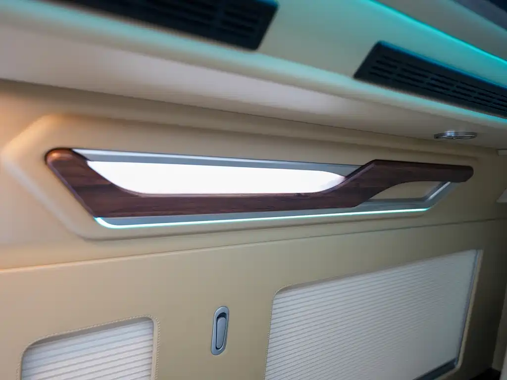 Toyota Hiace — фото 20