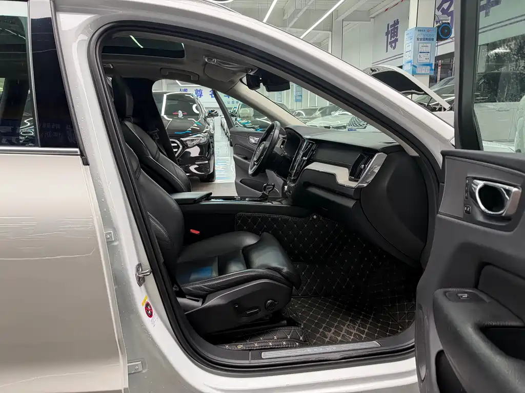 Volvo XC60 2018 — фото 13