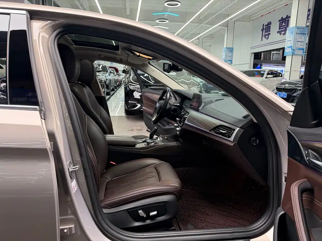 BMW 5 Series New Energy 2019 — фото 16