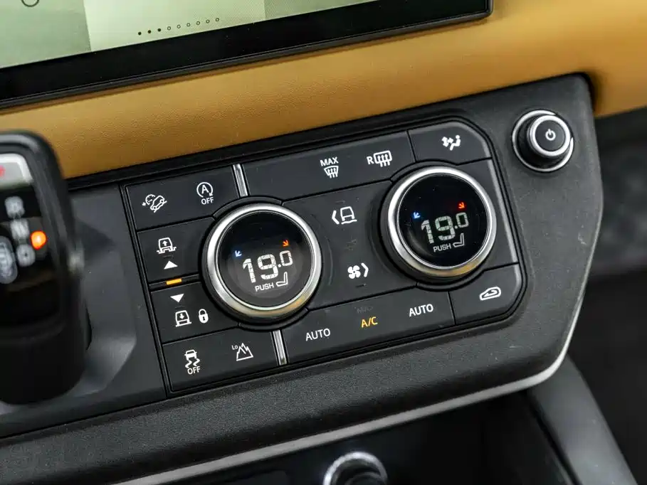 Land Rover Defender 2023 — фото 30