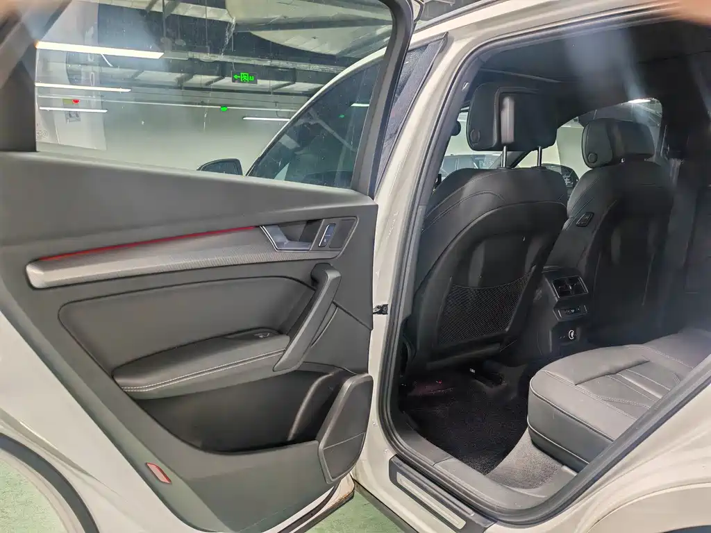 Audi Q5L 2023 — фото 14