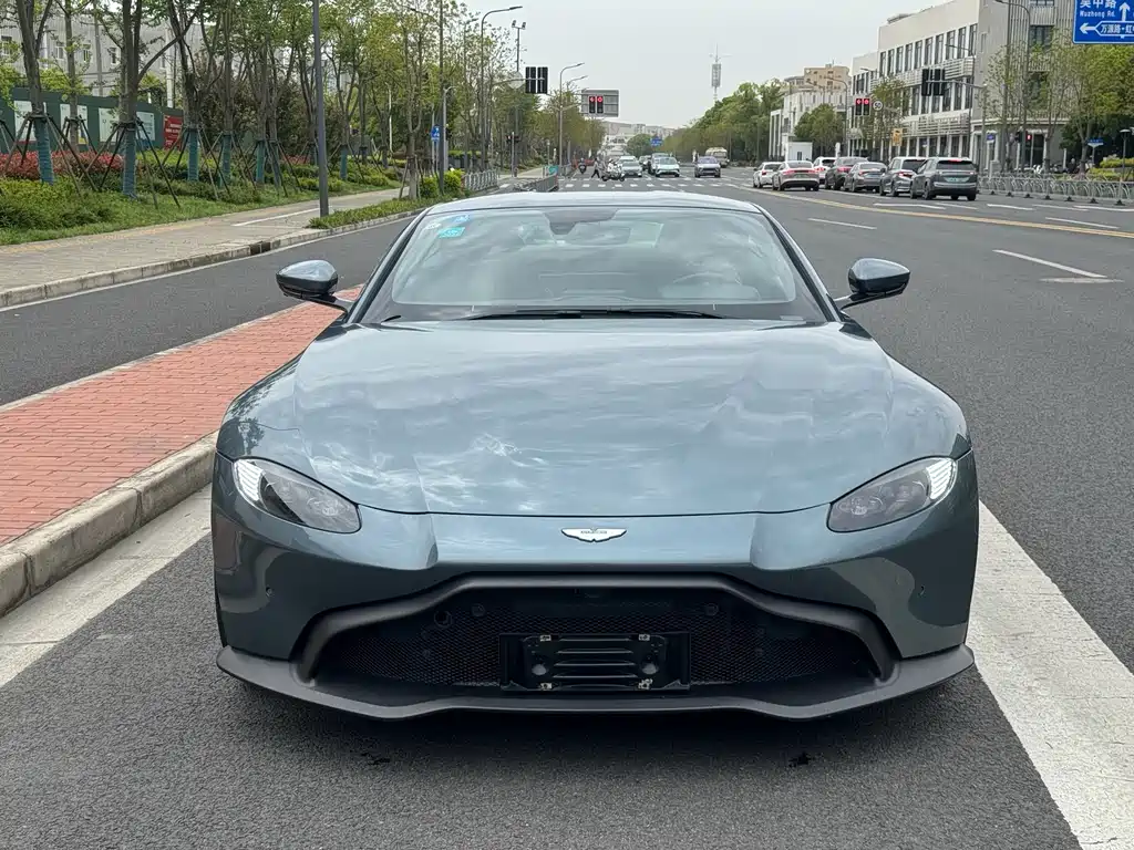 Aston Martin V8 Vantage 2019 — фото 2