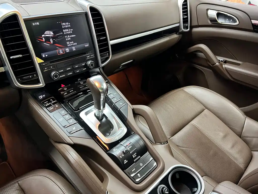 Porsche Cayenne 2017 — фото 15