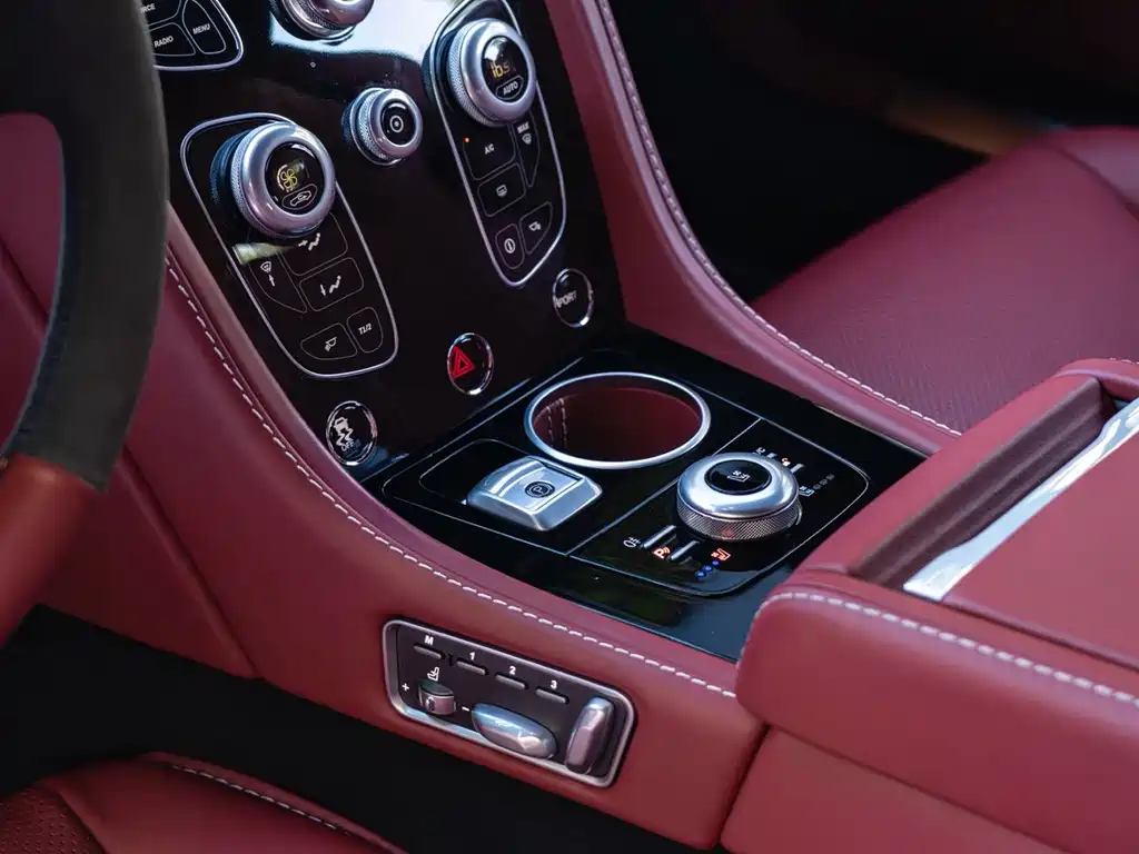 Aston Martin Rapide 2018 — фото 9