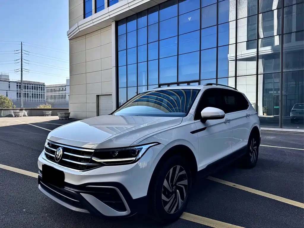 Volkswagen Tiguan L 2023 — фото 1