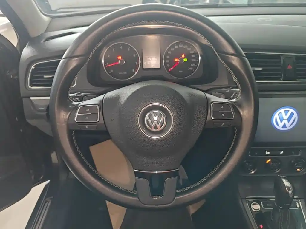 Volkswagen Cross Lavida 2015 — фото 11