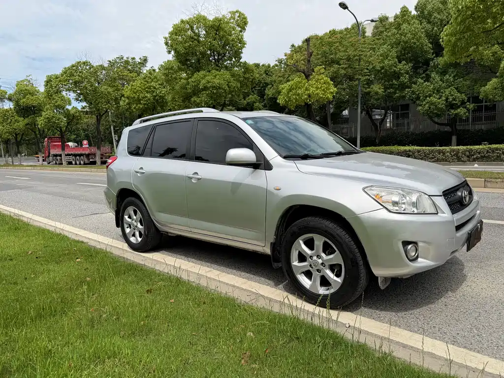 Toyota RAV4 2010 — фото 3