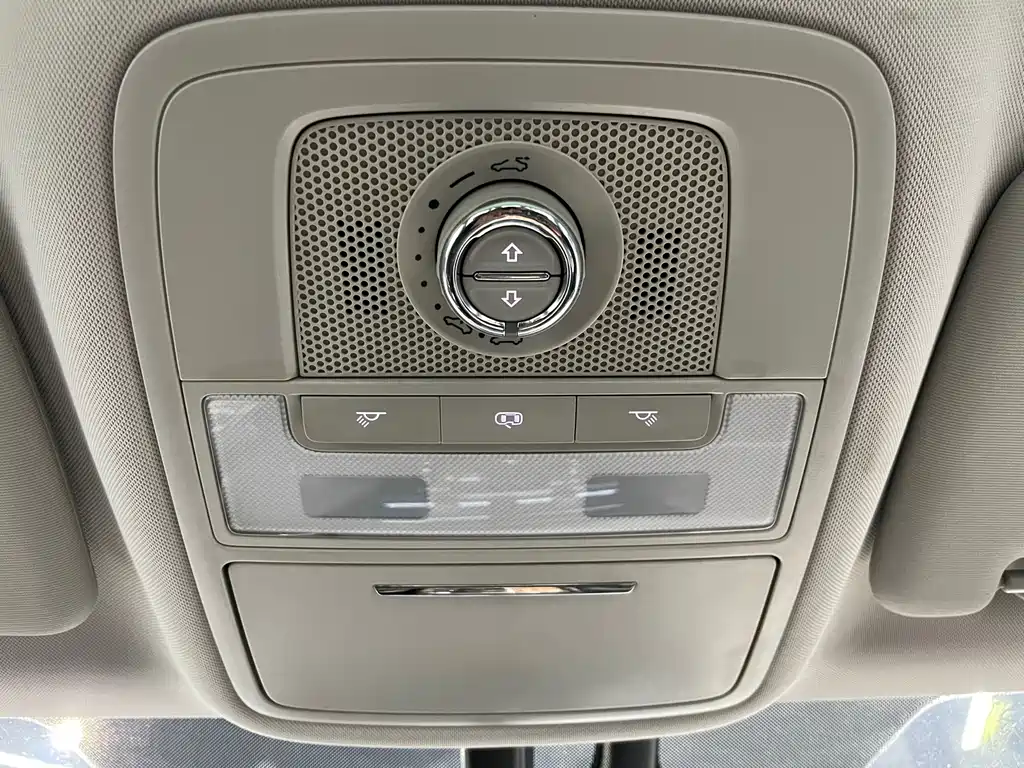 Roewe RX8 2018 — фото 15
