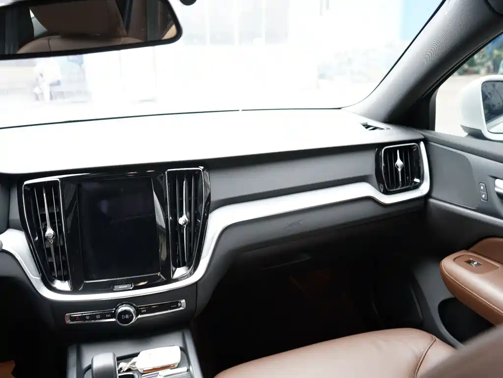 Volvo S60 2025 — фото 14