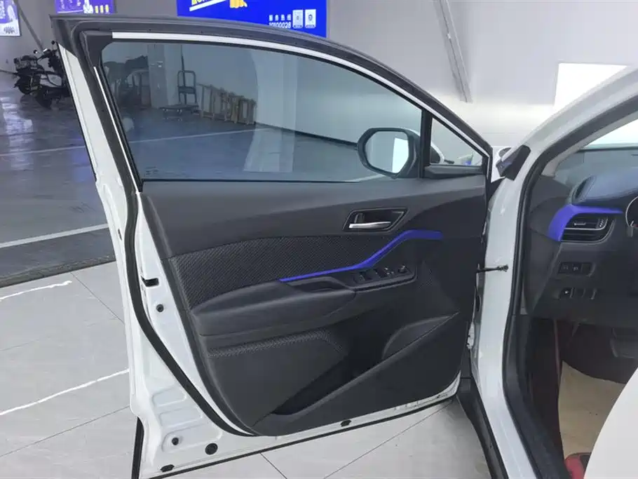 Toyota C-HR 2023 — фото 7