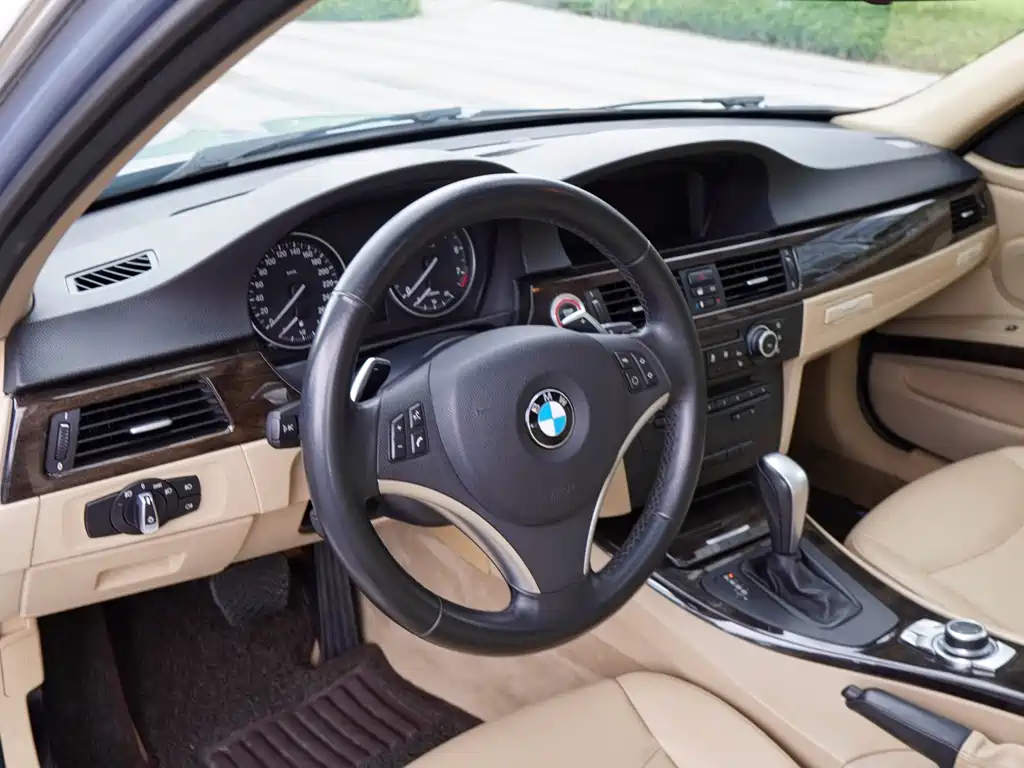 BMW 3 Series 2011 — фото 14