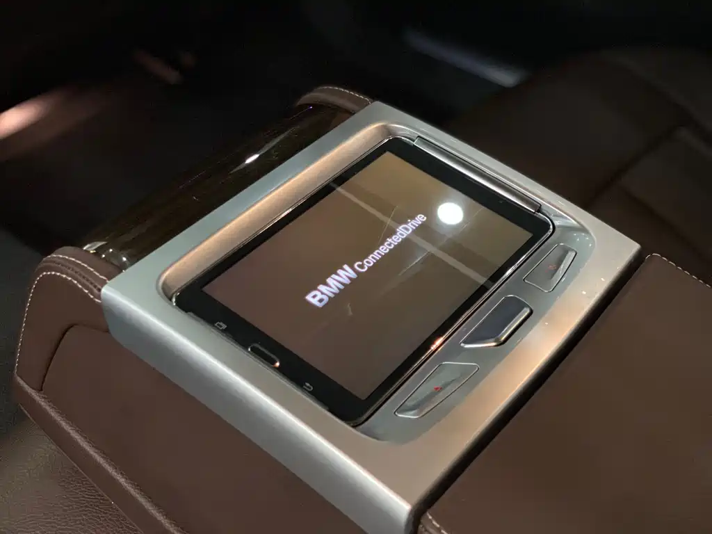 BMW 7 Series 2017 — фото 11